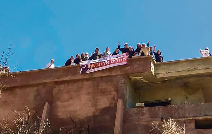 פעילי התנועה על מבנה בתוך סוריה. "בחיזבאללה אומרים: בגלל זה אנחנו חייבים לשמור את הנשק"