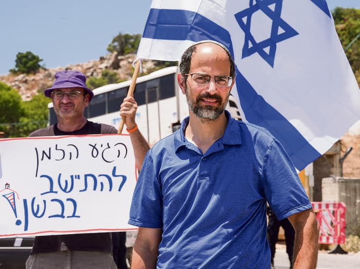 פרופ' עזריה ופעילי התנועה. "הם יוצרים מצב ששם את החייל בין הפטיש לסדן"