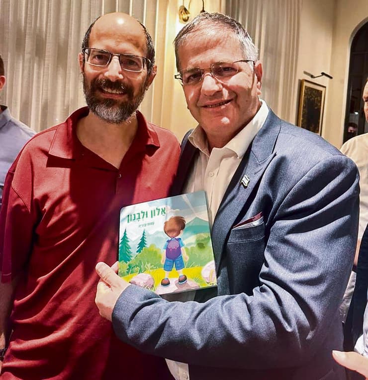 פעיל התנועה עם השר יואב קיש