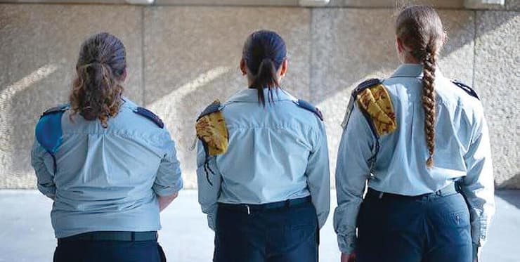 שלוש המפקדות בטקס סיום קורס מפקדות פלוגה (צילום: דובר צה"ל) שלוש המפקדות בטקס סיום קורס מפקדות פלוגה