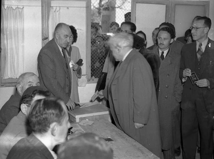 דוד בן גוריון מצביע בקלפי ב-1949