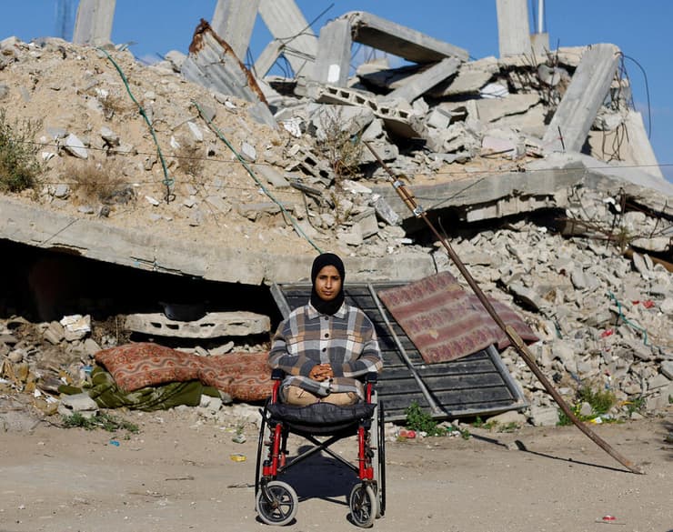 הופסקו הטיפולים לחולי סרטן (צילום: REUTERS/Mahmoud Issa) פלסטינים בעזה