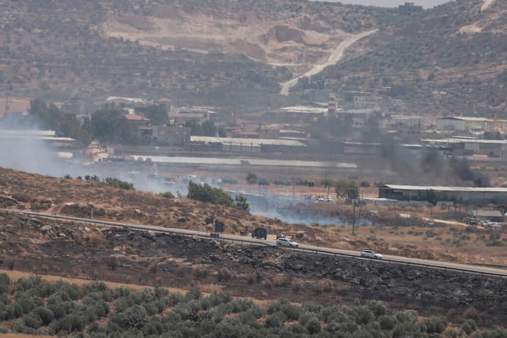 השריפה שפרצה באזור הפיגוע בשומרון (צילום: Jaafar ASHTIYEH / AFP) עימותים במוקד הפיגוע בחוות דרך אברהם