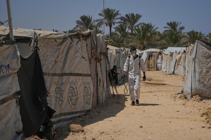 צפיפות וקושי לבודד חולים (צילום: AP Photo/Abdel Kareem Hana) פלסטינים בעזה