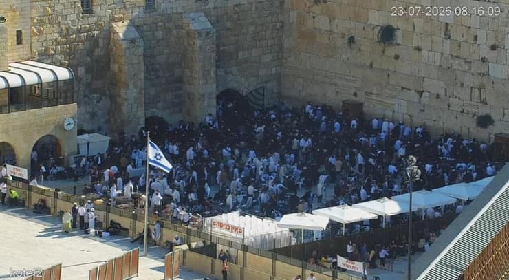 מתפללים כותל המערבי בבוקר תשעה באב