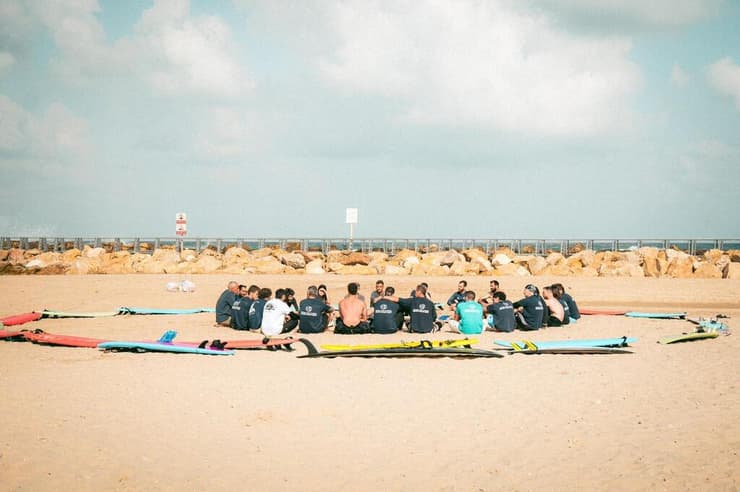 "הגלישה אינה מחליפה טיפול רפואי או נפשי, אלא משתלבת בו ככלי שיקומי משלים" (צילום: באדיבות העמותה) עמותת "גולשים ללא גבולות"
