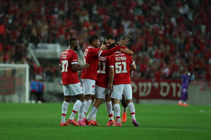 חזרה לאירופה. שחקני הפועל ת"א חוגגים (צילום: הפועל ת"א) שחקני הפועל ת"א חוגגים