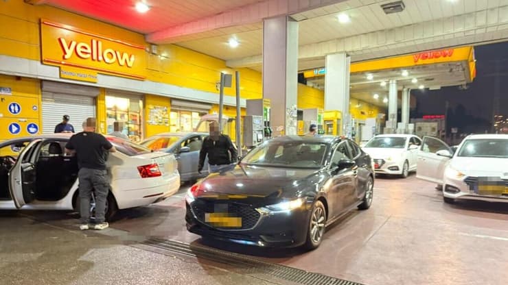 המעצר בתחנת הדלק, הלילה (צילום: דוברות המשטרה) מעצר החשודים בזריקת רימון ברמת גן