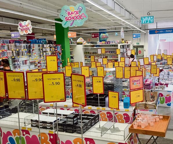 סניף ג'מבו יוון. יש שילוט, כמעט אין מוכרים (ליאור וויץ) סניף ג'מבו יוון. יש שילוט, כמעט אין מוכרים