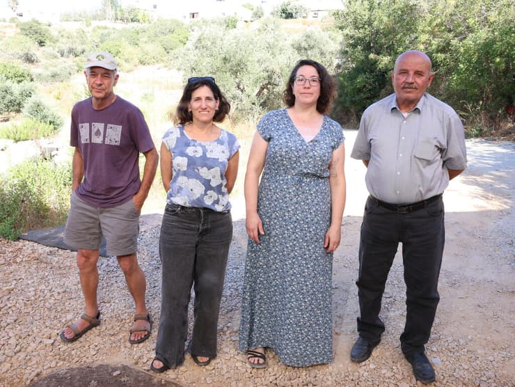 מימין: אבו נאסר, בן דוד, קפלן ועדן. "אפילו דיר עיזים אי־אפשר לבנות כאן" (שאול גולן) מימין: אבו נאסר, בן דוד, קפלן ועדן. "אפילו דיר עיזים אי־אפשר לבנות כאן"