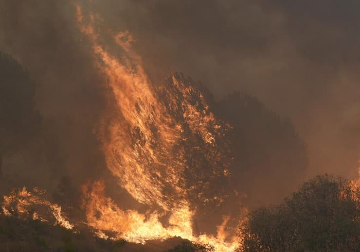 צילום: Cesar MANSO / AFP שריפה באזור סבררוס ליד אבילה בספרד