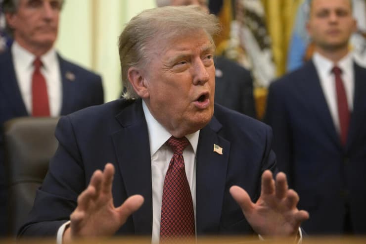 "אולי הוא גזען". הנשיא טראמפ (צילום: AP Photo/Rod Lamkey, Jr.) נשיא ארה"ב דונלד טראמפ מכריז על חדשנות גרעינית אמריקאית בחדר הסגלגל של הבית הלבן בוושינגטון