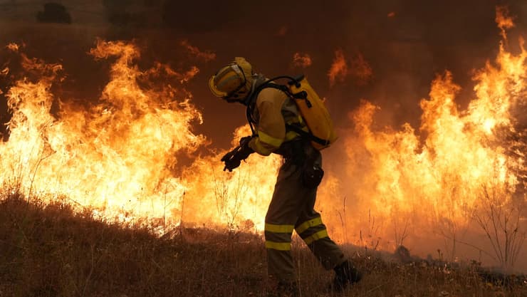 שריפה באזור סבררוס ליד אבילה בספרד (צילום: Cesar MANSO / AFP) שריפה באזור סבררוס ליד אבילה בספרד