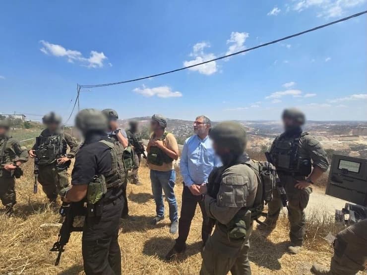 ראש השב"כ בזירת הפיגוע בחוות גלעד (צילום: דוברות שב"כ) ראש השב"כ בזירת הפיגוע בחוות גלעד