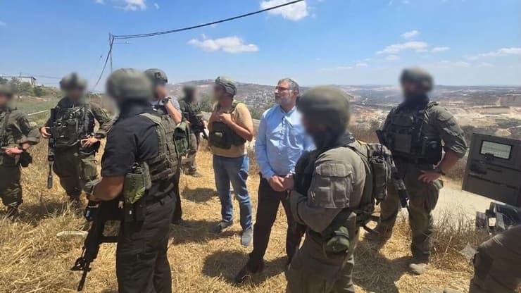 ראש השב"כ בזירת הפיגוע בחוות גלעד (צילום: דוברות שב"כ) ראש השב"כ בזירת הפיגוע בחוות גלעד