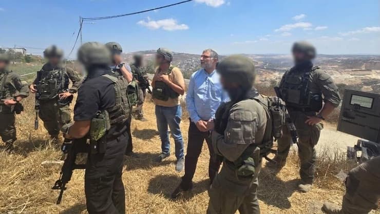 ראש השב"כ בזירת הפיגוע באזור חוות גלעד (צילום: דוברות שב"כ) ראש השב"כ בזירת הפיגוע בחוות גלעד