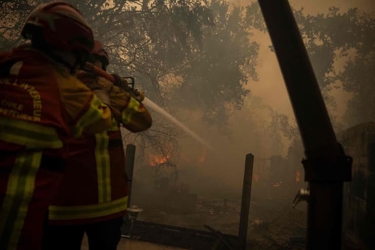 צילום: JULIEN DE ROSA / AFP שריפה באזור מגורים ליד לג' קאפ פרה, דרום מערב צרפת