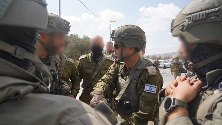 מפקד פיקוד מרכז בזירה לאחר הפיגוע (צילום: דובר צה"ל) כוחות צה"ל חיסלו את המחבל מפיגוע הירי סמוך לחוות גלעד