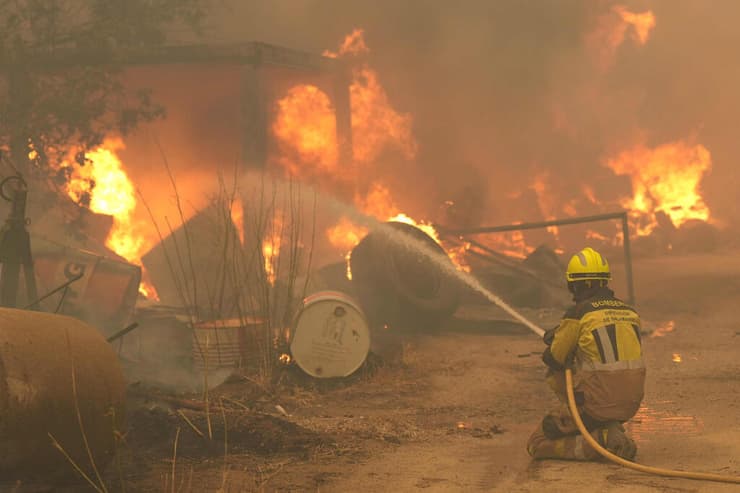 שריפה בספרד בשבוע שעבר (צילום: Cesar MANSO / AFP) שריפה באזור סבררוס ליד אבילה בספרד