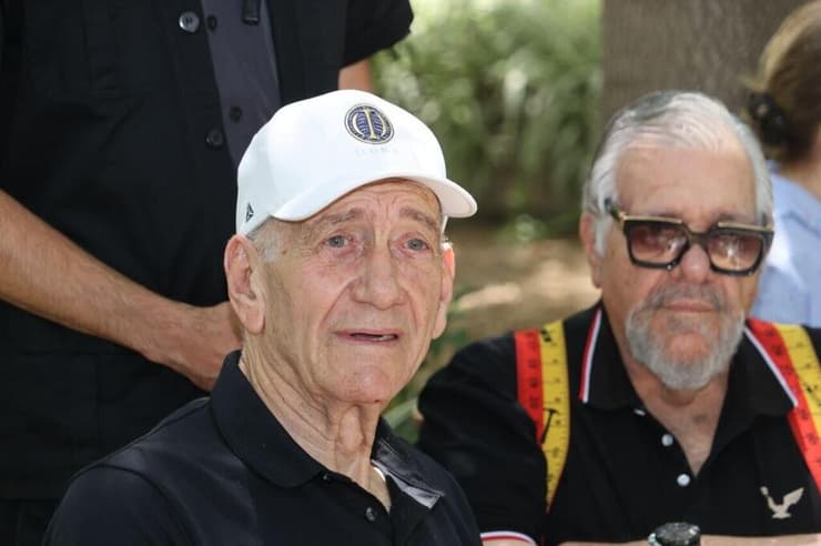 רפי גינת ואהוד אולמרט (צילום: מוטי קמחי) רפי גינת ואהוד אולמרט בהלוויתו של חיים יבין