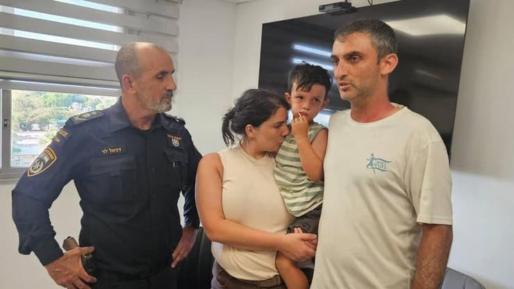יובל קוגן עם ההורים והמפכ"ל דני לוי (צילום: דוברות המשטרה ) הילד יובל קוגן שנעדר ליממה שלמה בחוף באשקלון ואותר בניצנים עם מפכ"ל המשטרה דני לוי והוריו
