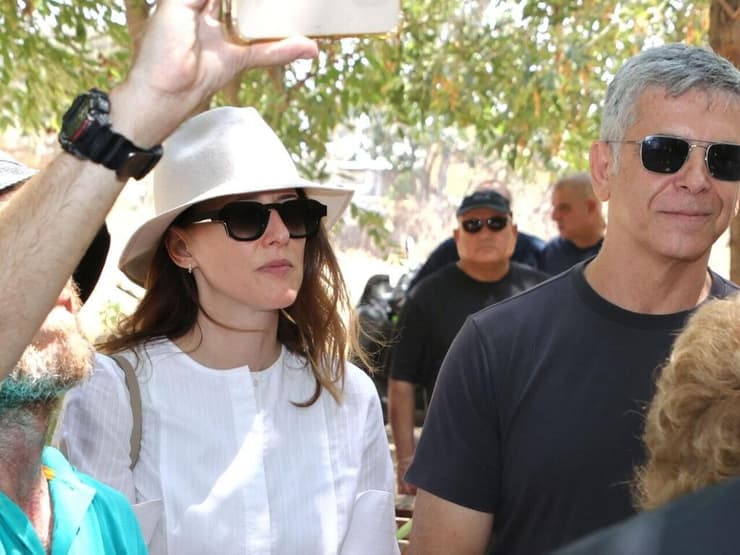 יונית לוי ואבי וייס (צילום: מוטי קמחי) יונית לוי ואבי וייס בהלווייתו של חיים יבין