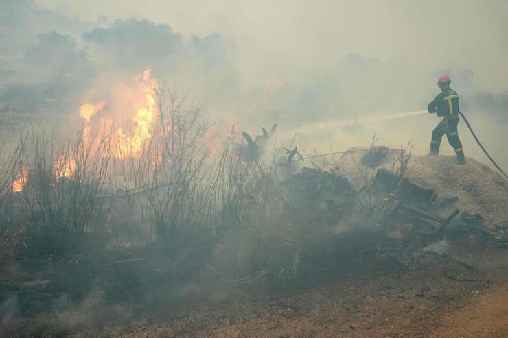 צילום: Cesar MANSO / AFP שריפה באזור סבררוס ליד אבילה בספרד