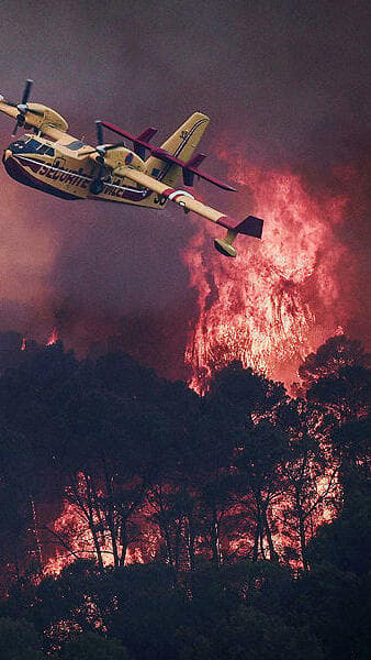 מאמצי כיבוי השריפות בספרד (צילום: Photo by Thibaud MORITZ / AFP) מאמצי כיבוי השריפות בספרד
