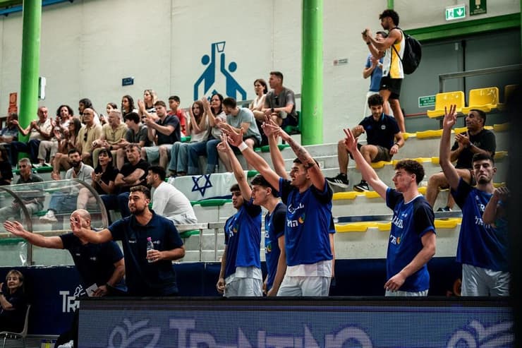 הספסל הכחול-לבן חוגג (צילום: FIBA) נבחרת הנוער נגד יוון