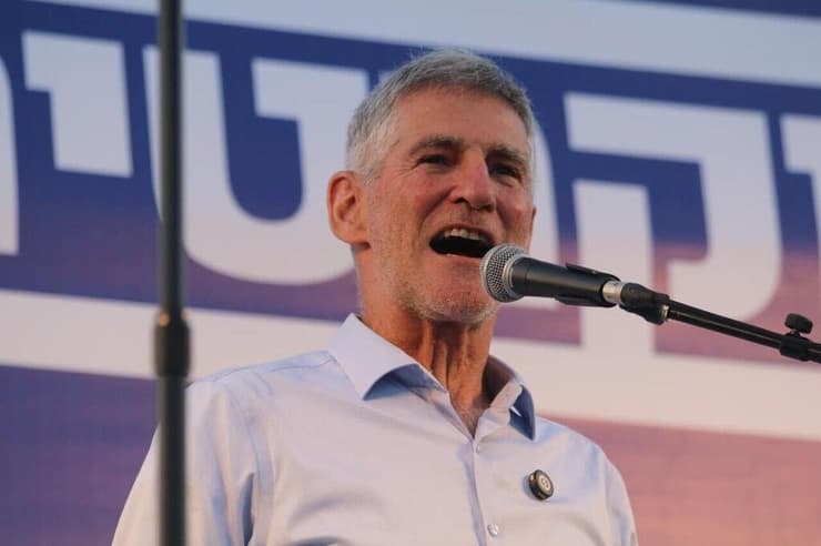 יאיר גולן. אני לא אוהבת את גסות הניסוחים, אבל מצטרפת לזעזוע מהזילות של חיי אדם (צילום: אמיר יעקובי) יאיר גולן בעצרת פתיחת הבחירות של הדמוקרטים