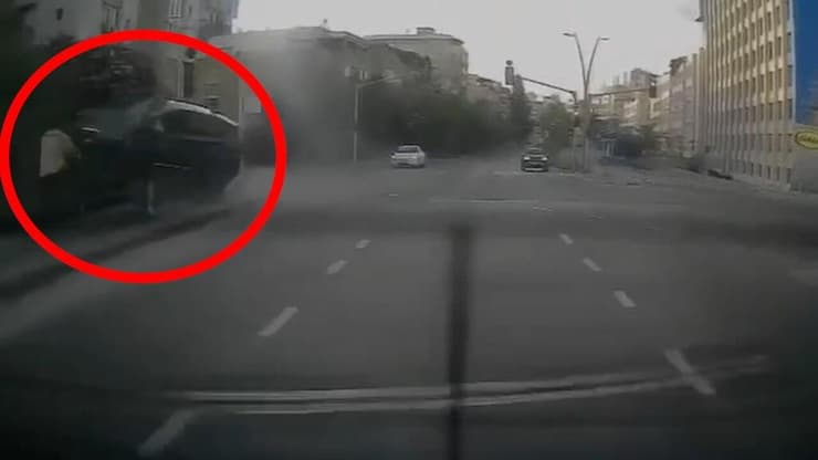 מתוך התיעוד הדרמטי. הולכי הרגל כמעט נפגעו (צילום: צילום: לפי סעיף 27א מתוך חוק זכויות יוצרים) תיעוד : התהפכות רכב מגשרך סמוך למחלף ההלכה