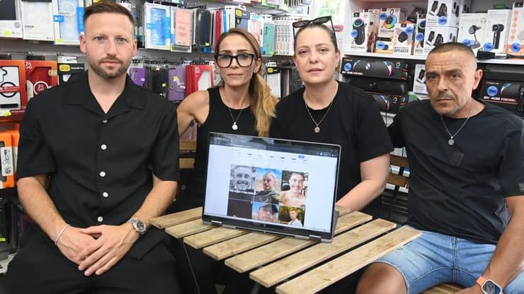 בני משפחתו של סמ"ר אוהד דהן ז"ל לצד כהן (משמאל). "החזיר לנו את האוויר לנשימה" (צילום: הרצל יוסף) בני משפחתו של סמ"ר אוהד דהן ז"ל לצד כהן (משמאל). "החזיר לנו את האוויר לנשימה"