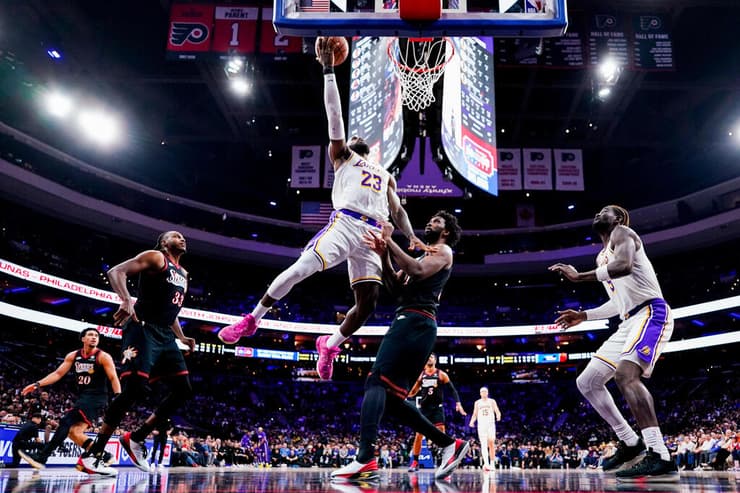 עכשיו הם חברים. לברון קולע מול פילי (צילום: AP Photo/Chris Szagola) לברון ואמביד