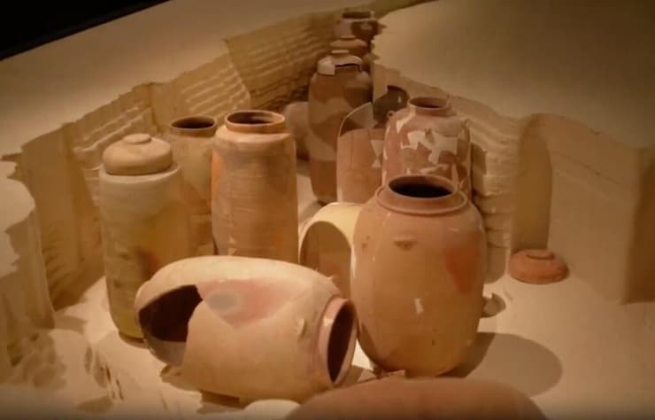 הכדים שבהם התגלו המגילות (צילום: ירון שרון) הכדים שבהם התגלו המגילות
