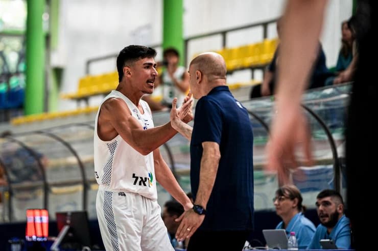 איתן רום חוגג עם זילברשטיין (צילום: FIBA) נבחרת הנוער נגד יוון