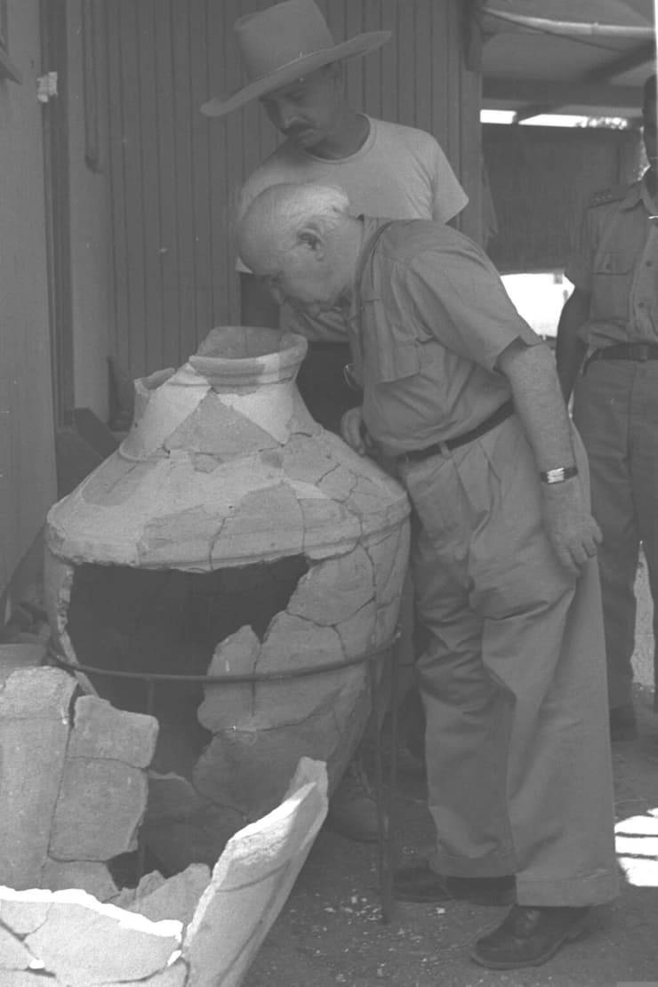 תמונה מ-1958: ראש ממשלת ישראל דוד בן-גוריון בעת ביקורו בחפירות חצור, מסתכל לתוך פיטס (כלי אגירה גדול) שהתגלה בחפירה. מאחוריו יגאל ידין (צילום: משה פרידן , לע"מ) תמונה מ-1958: ראש ממשלת ישראל דוד בן-גוריון בעת ביקורו בחפירות חצור, מסתכל לתוך פיטס (כלי אגירה גדול) שהתגלה בחפירה. מאחוריו יגאל ידין