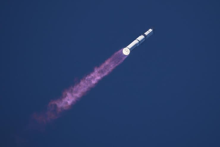 המשגר בדרך חזרה לים (צילום: AP Photo/Eric Gay) המשגר בדרך חזרה לים