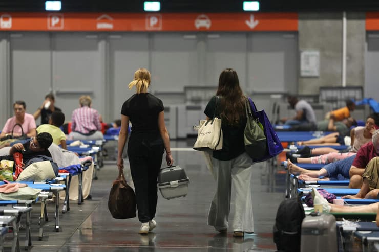 צילום: Alain JOCARD / AFP מקלט ב בורדו לתושבים שפונו ב צרפת בעקבות שריפה ענקית בדרום-מערב המדינה