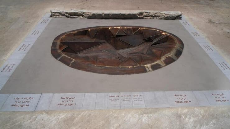 12 שמות - במקום שבו נפל הטיל. "כולם נפגשים בנקודה ומרכינים ראש" (צילום: אפי שריר) מימין צביקה פסטרנק האדריכל ולידו איברהים איברהים אביו של ג'יווארה ז"ל שנהרג באסון