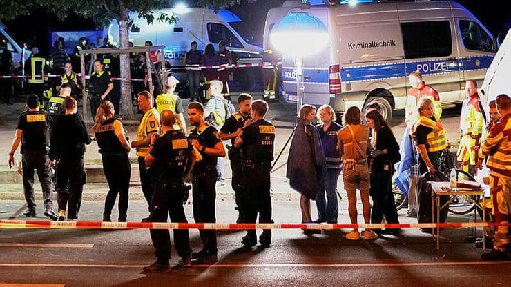 זירת הפיגוע (AP) זירת פיגוע הדריסה במצעד הגאווה בברלין