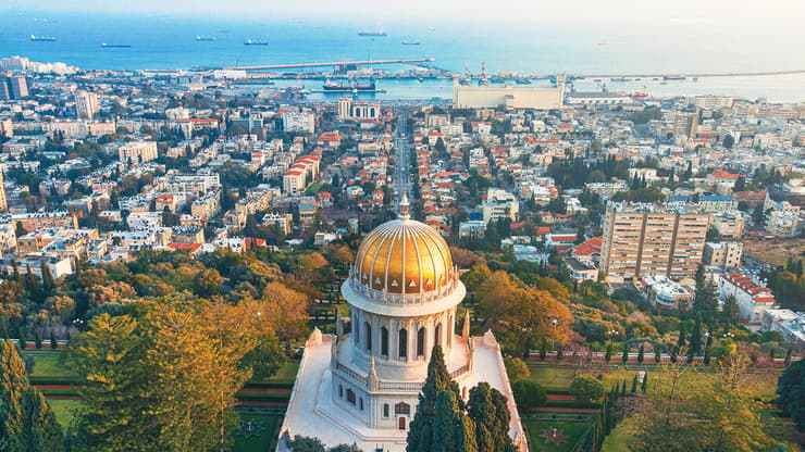 מושבה עם בהאיים (צילום: העמותה לתיירות, חיפה) מושבה עם בהאיים