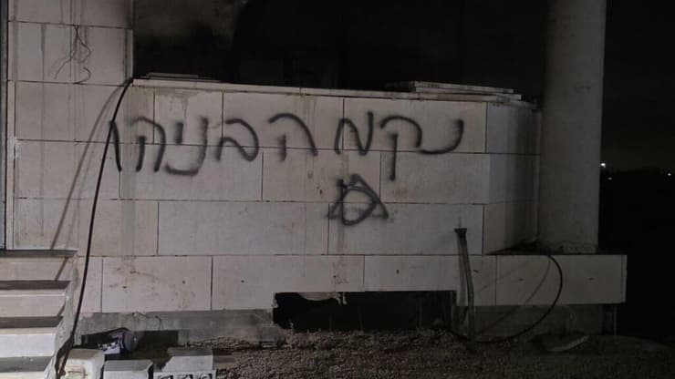 כתובות על מבנה המסגד בעיירה קוסרה כתובות על מבנה המסגד
