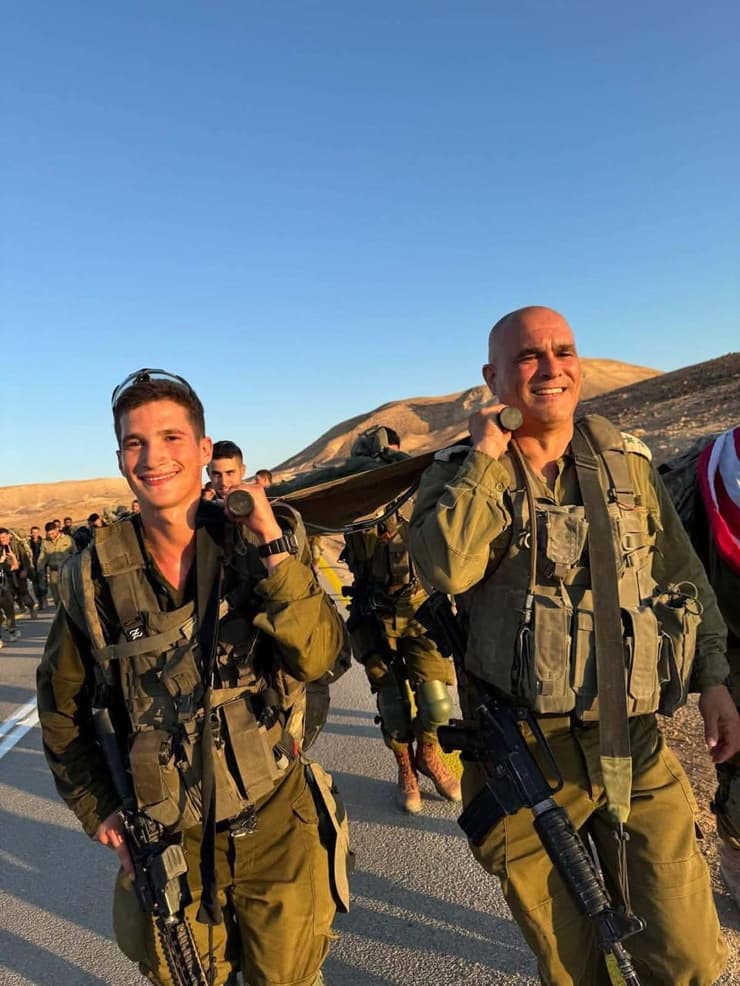 סא"ל עמיר בקיש ובנו יהונתן, סוחבים יחד את האלונקה בסיום מסע הכומתה. "חושש מהרגע שבו ניפגש בלחימה בשטח" (צילום: באדיבות המשפחה) סא"ל עמיר בקיש ובנו יהונתן במסע הכומתה