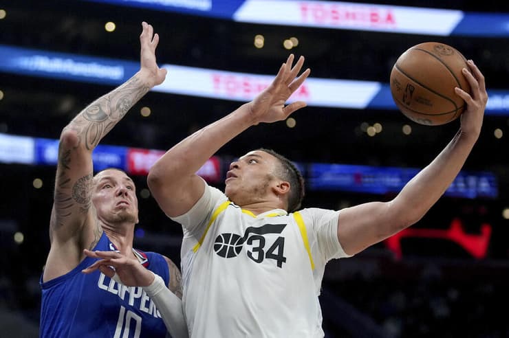 לא מצא את מקומו ב-NBA (צילום: AP Photo/Eric Thayer) לופטון ג'וניור במדי יוטה מול דניאל ת'ייס