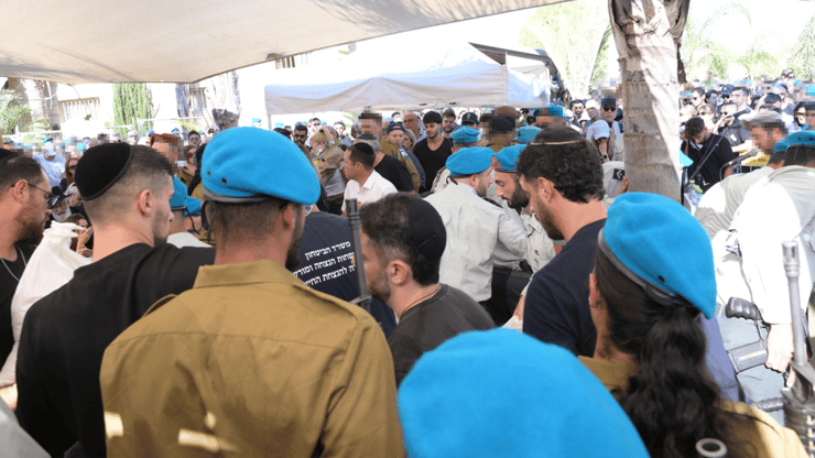 הלוויה בבית דגן (צילום: יובל חן) הלווייתו של רס"ן יובל עזרא ז"ל