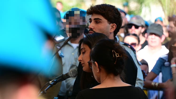 הארוסה תימור: "מבטיחה שאהיה חזקה בשבילך" (צילום: יובל חן) הלווייתו של רס"ן יובל עזרא ז"ל