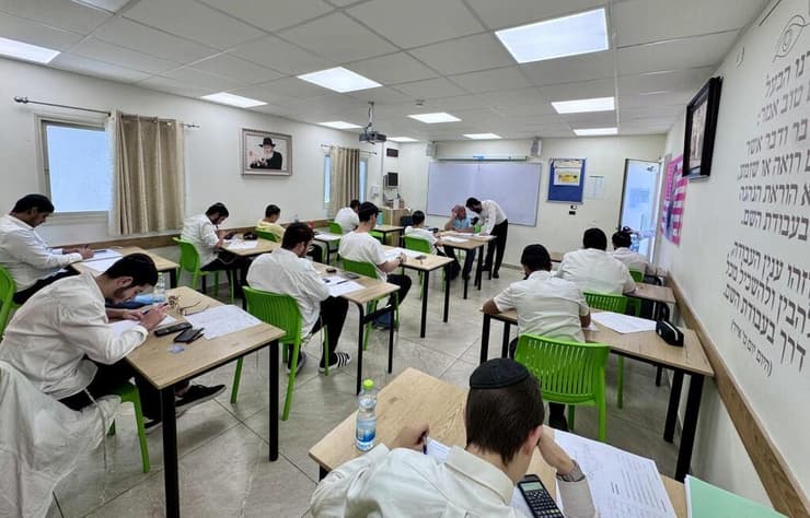 תלמידים במכון החסידי טכנולוגי בצפת (צילום: "חנוך לנער") תלמידים במכון החסידי טכנולוגי בצפת