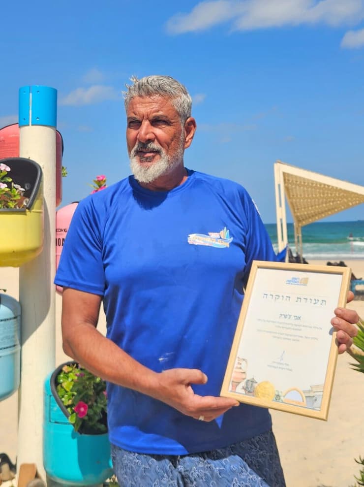 אבי צ'פרק, סגן מנהל אגף החופים באשדוד עם תעודת ההוקרה