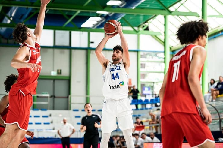 משחק נהדר עם 19 נקודות. ארונוב (צילום: FIBA) אליפות אירופה לנוער ישראל אוסטריה אביב ארונוב