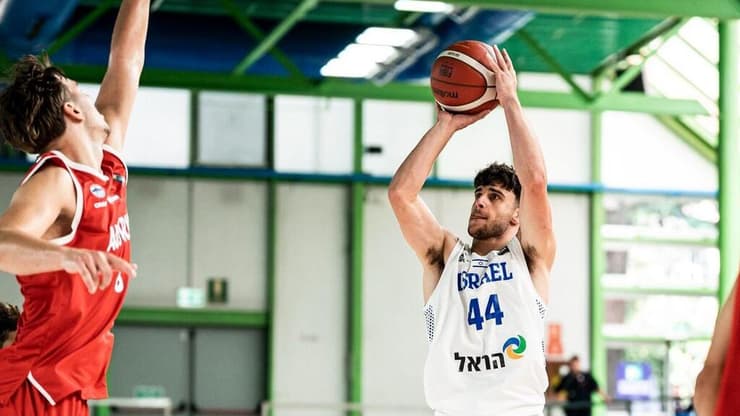 אביב ארונוב בפעולה (צילום: FIBA) אליפות אירופה לנוער ישראל אוסטריה אביב ארונוב